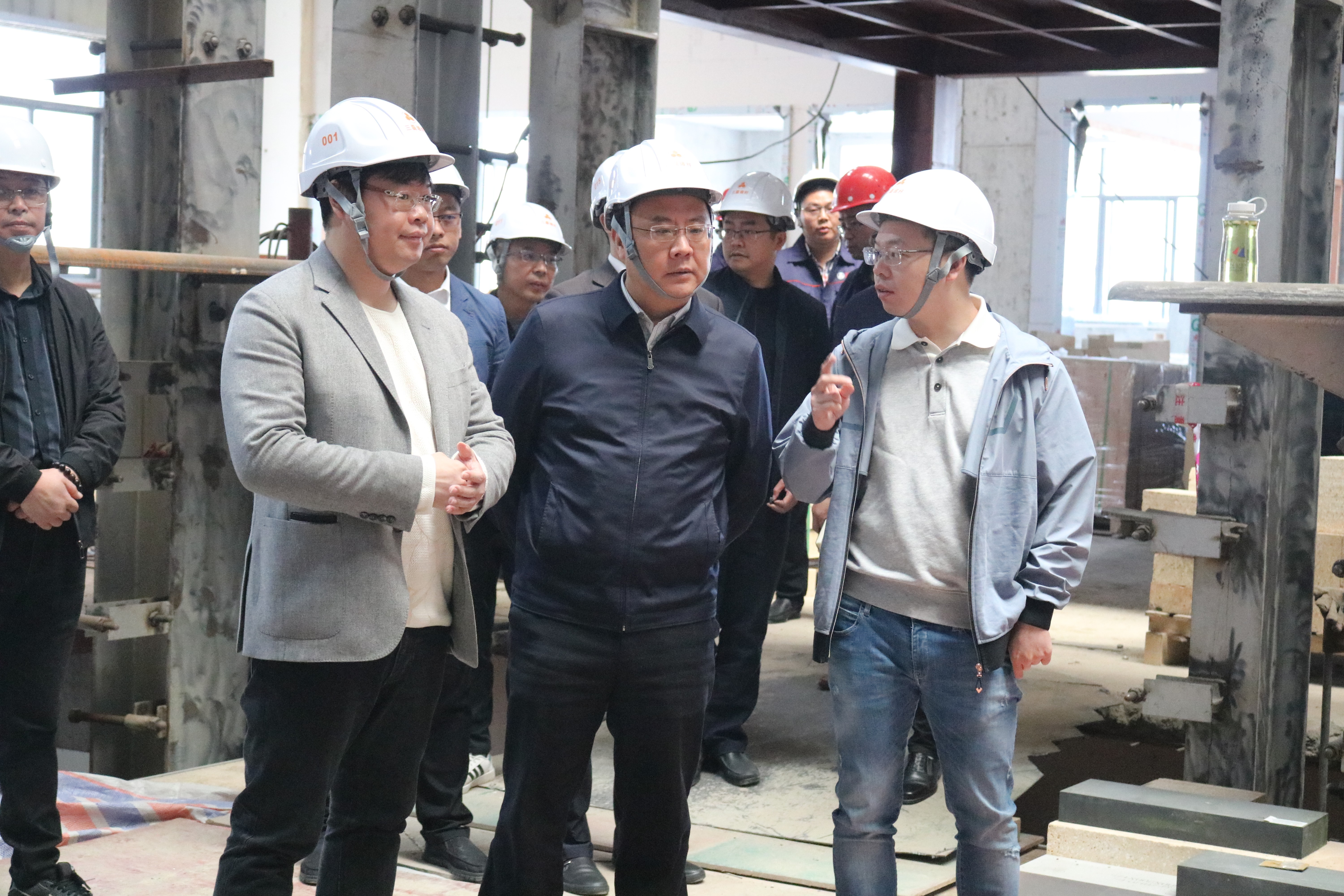 万吨级池窑生产线正建设，区领导重点关注工地前线